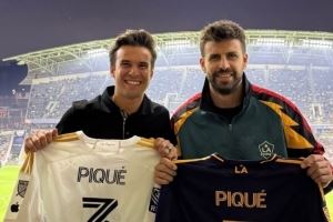 皮克社媒晒与老队友普吉合照，获赠洛杉矶银河球衣