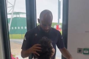 官宣在即！曼联球迷号：姆贝莫已经穿上印有19号的曼联训练服