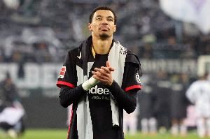 记者：埃基蒂克现在已经获得出行许可，预计将于本周二抵达英格兰