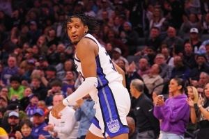 是个猛人！艾萨克-琼斯17中10得24分11板2助1盖帽 狂收5个前场板