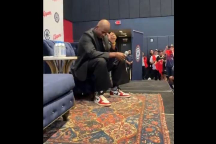 😭保罗动情落泪！现场球迷高喊“CP3”！保罗情至深处潸然泪下