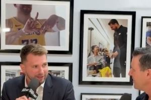 湖媒：当初续约浓眉时现场比较简单 东契奇这次特意搭建了照片墙