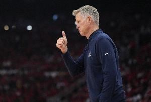 科尔:我们有太多不必要的犯规 给了对手28个罚球&这太多了