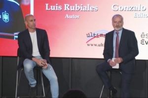 前西足协主席新书发布会被扔鸡蛋,袭击者是其叔叔已被警方逮捕